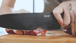 食材統(tǒng)統(tǒng)切成片，待用。