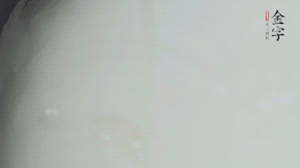 將浸泡了30分鐘的米放入電飯煲中，在水中加入半勺油。