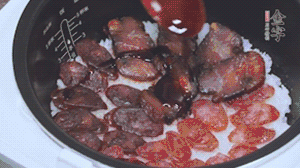 關(guān)上蓋子繼續(xù)燜煮20分鐘淋上醬汁。