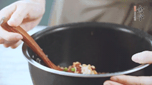 揭開鍋蓋，放上青菜，荷包蛋，就可以吃了。