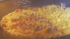 準(zhǔn)備好披薩餅皮，烤盤刷油后入烤箱預(yù)熱10分鐘，放上面餅后180度烤10分鐘。（現(xiàn)成買的披薩皮，就忽略此步驟）