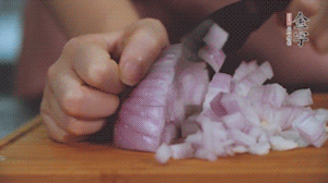 2.半個(gè)青椒、半個(gè)黃椒切圈、一個(gè)洋蔥切丁、三個(gè)白蘑菇切片備用。