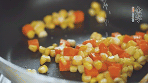 胡蘿卜、玉米洗凈后，處理成粒，加鹽簡單炒制。