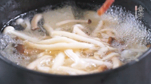 依次放火腿、豆腐，加水大火燒開，小火燉煮20分鐘，出鍋前撒上蔥花即可。