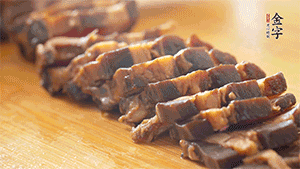 金字醬肉切片。