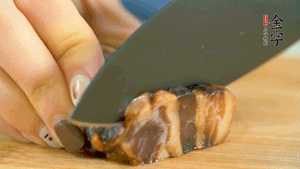 金字風(fēng)味醬肉切成片，上鍋蒸15分鐘。
