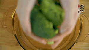 西蘭花洗凈，切成小塊汆燙，切碎。