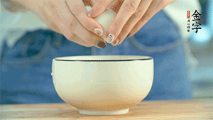 雞蛋液打散，可以加點(diǎn)鹽和黃酒，邊煎邊用筷子攪拌。