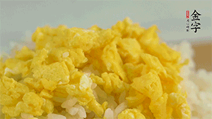 將雞蛋碎、西蘭花碎和放涼的米飯混合，用少許鹽、橄欖油調(diào)味。