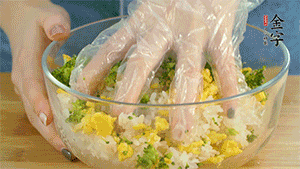 將飯團(tuán)用手搓捏成圓球狀。