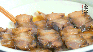 鋪上一片醬肉，撒點(diǎn)芝麻即可。