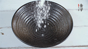 面粉加適量清水，攪拌成糊狀。