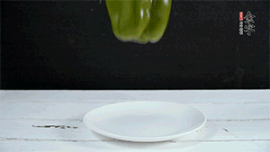 雞蛋打散，加青椒粒、蔥花攪拌。