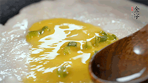 將雞蛋液鋪到面餅上，放上香腸。