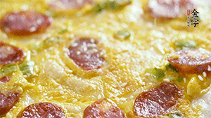 撒上一些芝麻，準備一些番茄醬，一份早餐就做好了。