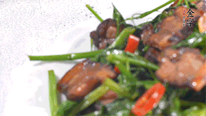 出鍋前加少許鹽調(diào)味。