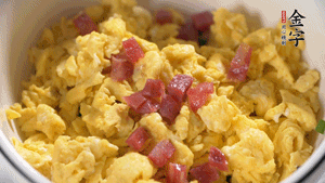 將香腸、韭菜、雞蛋攪拌均勻，可適當加玉米油、十三香、味精調(diào)味。