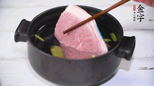 整塊豬肉，加蔥、姜片、料酒焯水。