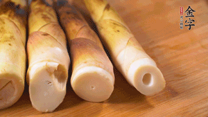 春筍剝?nèi)ネ鈿?，切成滾刀塊。