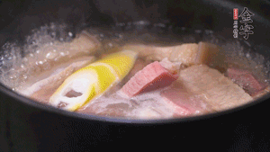 火肉、豬肉加料酒、清水大火煮開后，加入春筍小火慢燉40分鐘，出鍋前撒蔥花即可。