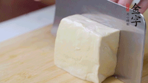 老豆腐切片，浸水備用。