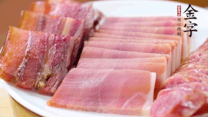 擺盤后鋪上老豆腐，淋點料酒，灑點白糖上鍋蒸20分鐘。