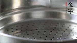 出鍋后，倒扣臘味，撒上蔥花即可。