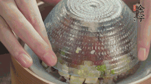 碗倒扣到盤中，擺上焯水后的熟蝦仁即可。