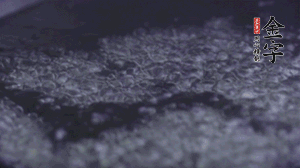 小青菜洗凈后，鍋中水燒開，放點(diǎn)鹽和滴幾滴油后燙熟。