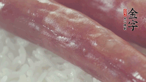 關(guān)上蓋子，煮到米飯露出時(shí)。