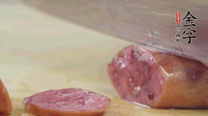 拿出香腸和臘肉，切成片后重新鋪入。