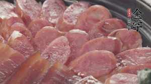 沿著米飯邊淋一圈玉米油，擺上小青菜，淋上醬油和湯調(diào)成的醬汁，撒上辣椒粒、香蔥末即可。