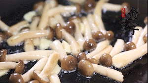 熱油下鍋煸香蒜末，依次加蟹味菇、香腸、西蘭花均勻翻炒，放適量水燜煮3分鐘。