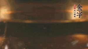 冷水下鍋，加入牛仔骨、姜片焯水備用。