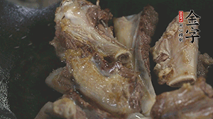 加入白蘿卜、料酒、水、火腿煮40分鐘。