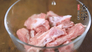 切成小段的排骨洗凈后，加姜片焯水3分鐘。