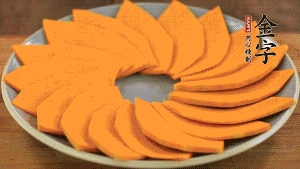 秋葵、南瓜交叉擺在盤中，然后香腸片置于上面，擺成花環(huán)狀。