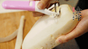 蘿卜去皮，切成絲。（如果用擦菜板，不能選擦成太碎的）