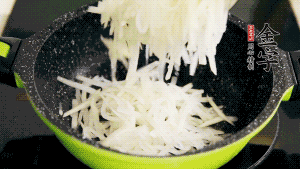 鍋加油至5成熱，放香腸粒、臘肉粒翻炒，等脂肪變透明后，加香菇、瑤柱、蝦米，放適量冰糖、胡椒粉、鹽炒至香味溢出。