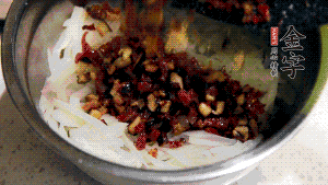 在蒸盤中鋪上油紙，鋪好食材后壓一壓，蒸箱中蒸30分鐘即可。（蒸好的蘿卜糕切成厚片，用少量油煎一下，撒點(diǎn)蔥花口味更好。）