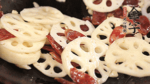 依次下香腸片、藕片翻炒均勻，加適量清水燜熟。