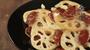 出鍋前加少許鹽調(diào)味，撒上蔥花即可。