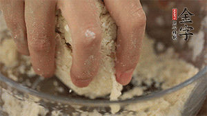 揉勻成光滑的面團后，醒發(fā)半小時。