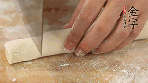 均勻切段后搓成長條狀，繞到香腸上，以紅豆點綴眼睛。