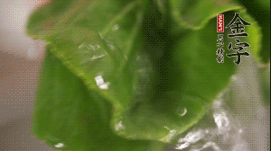 小青菜從根部掰開，分別洗凈。