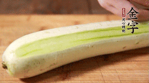 絲瓜去皮，切成1cm厚的小圈。