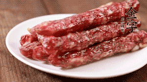 金字香腸切成薄片。