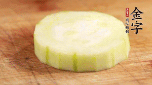 將香腸片鋪到絲瓜圈上。