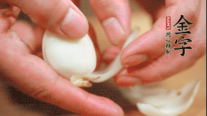 鮮百合花瓣剝成片。