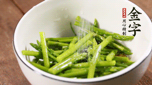 將調料放入準備好的食材中，攪拌均勻。